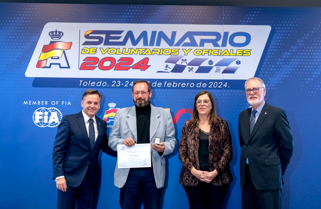 Vicente López, presidente del Automóvil Club Totana, reconocido por la Federación Española
